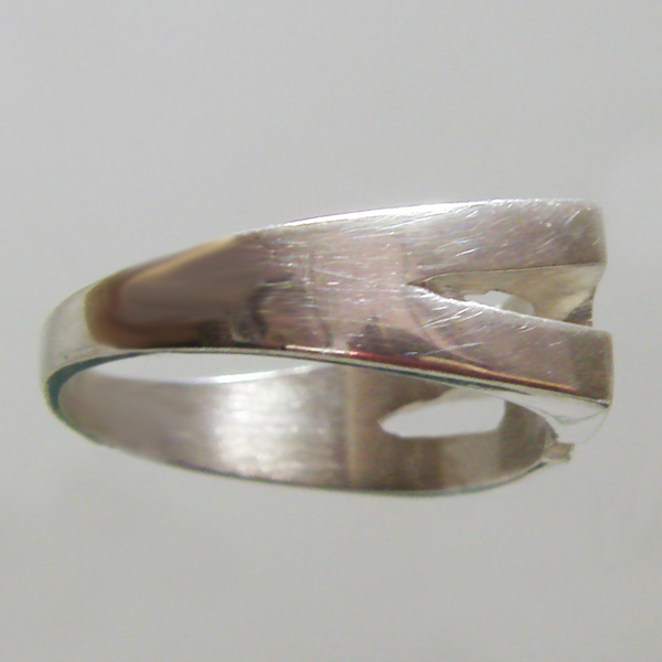 (r1136)Silver x-shaped ring.